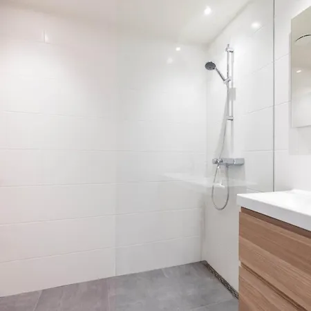 Waterside Escape With Easy Access, Cleaning Included * Uitgeest