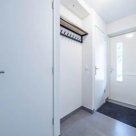 Apartment Waterside Escape With Easy Access, Cleaning Included