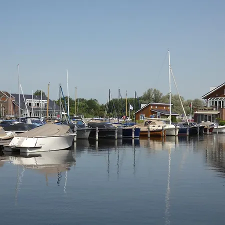 Apartment Waterside Escape With Easy Access, Cleaning Included *