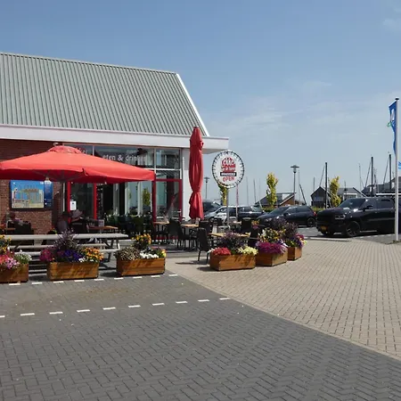 Waterside Escape With Easy Access, Cleaning Included * Uitgeest