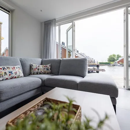 Apartment Waterside Escape With Easy Access, Cleaning Included
