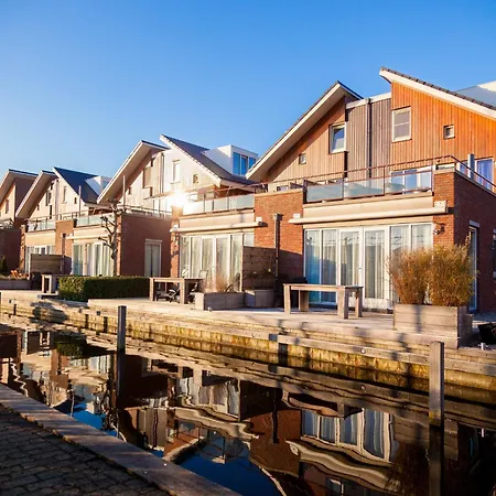 Waterside Escape With Easy Access, Cleaning Included Apartment