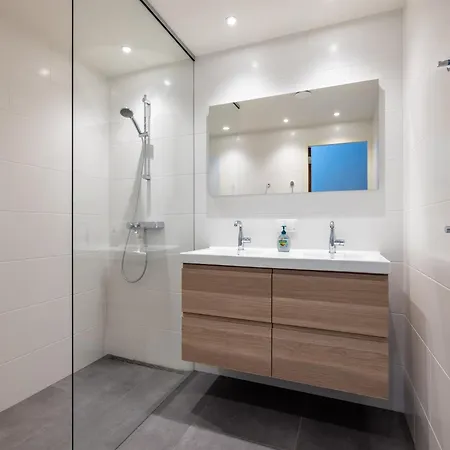 Waterside Escape With Easy Access, Cleaning Included * Uitgeest